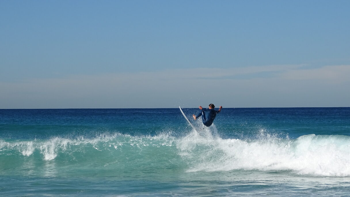 Un surfeur saute de sa planche