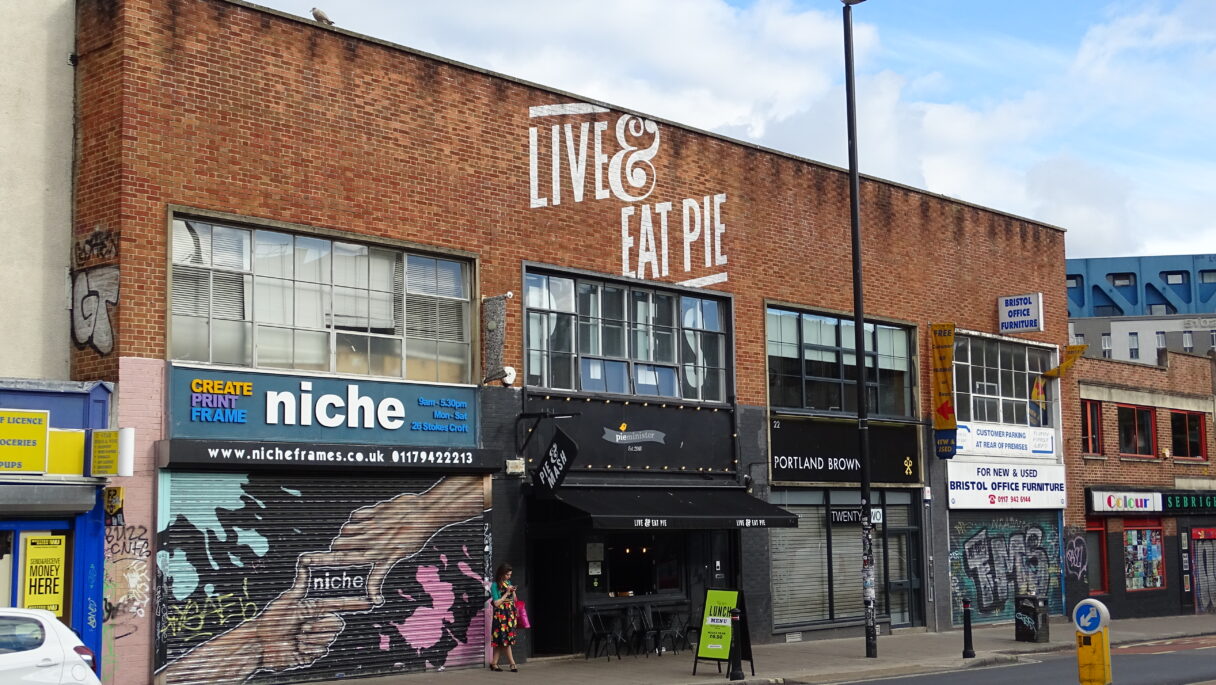 "Live and Eat Pie" sur une façade de Bristol