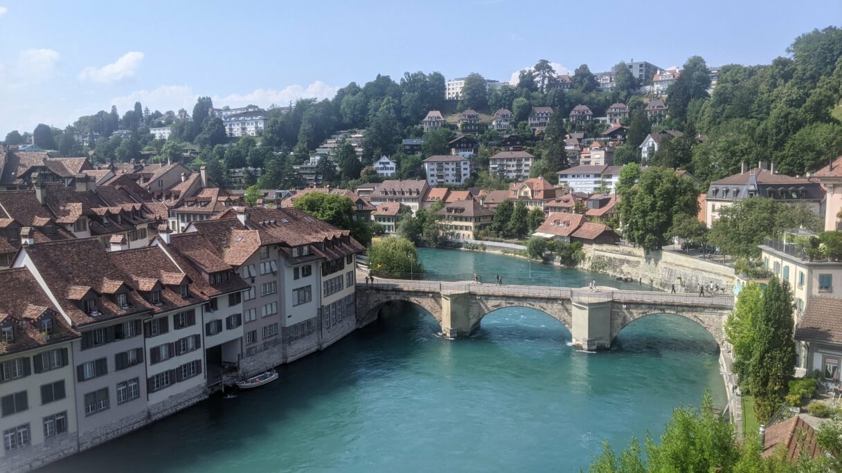 Vue sur l'Aar et la vieille ville de Bern, depuis la colline du Rosengarten