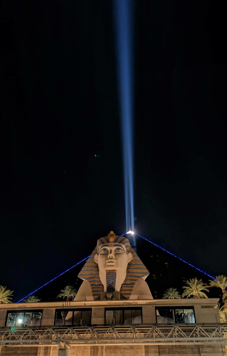 Vue de nuit sur le Luxor et son laser - Las Vegas