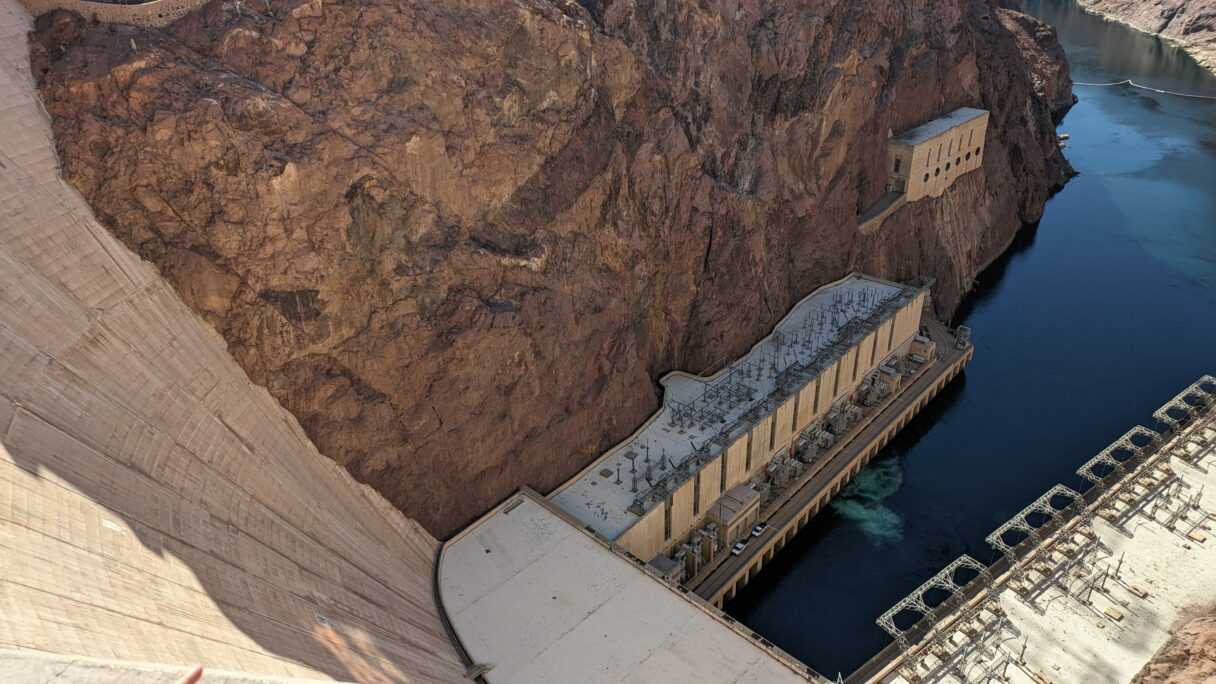 Le barrage Hoover, avec le fleuve Colorado en contrebas