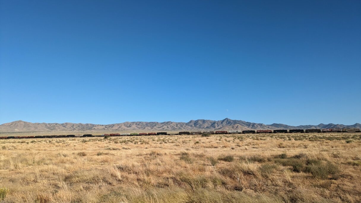 Un train et les collines aux abords de la route 66