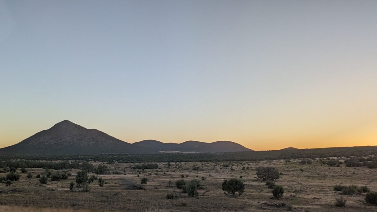 Le soleil se couche sur les collines de l'Arizona