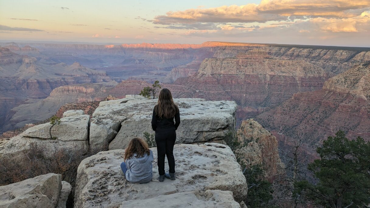 Les filles profitent de l'incroyable point de vue de Grandview Point au coucher du soleil