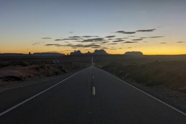 Route vers Monument Valley au coucher du soleil