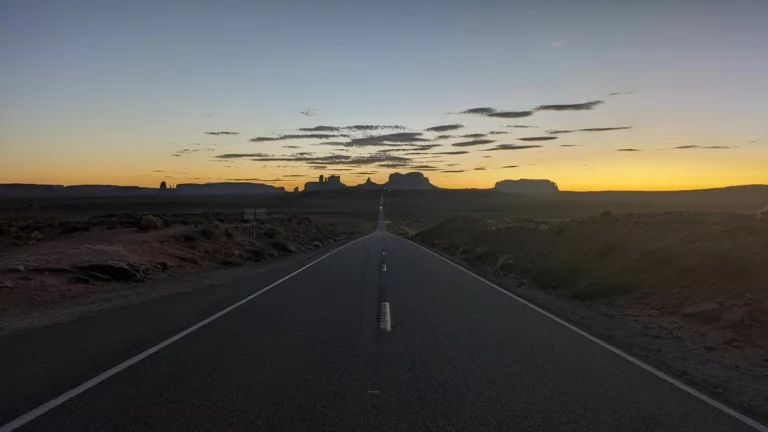Route vers Monument Valley au coucher du soleil