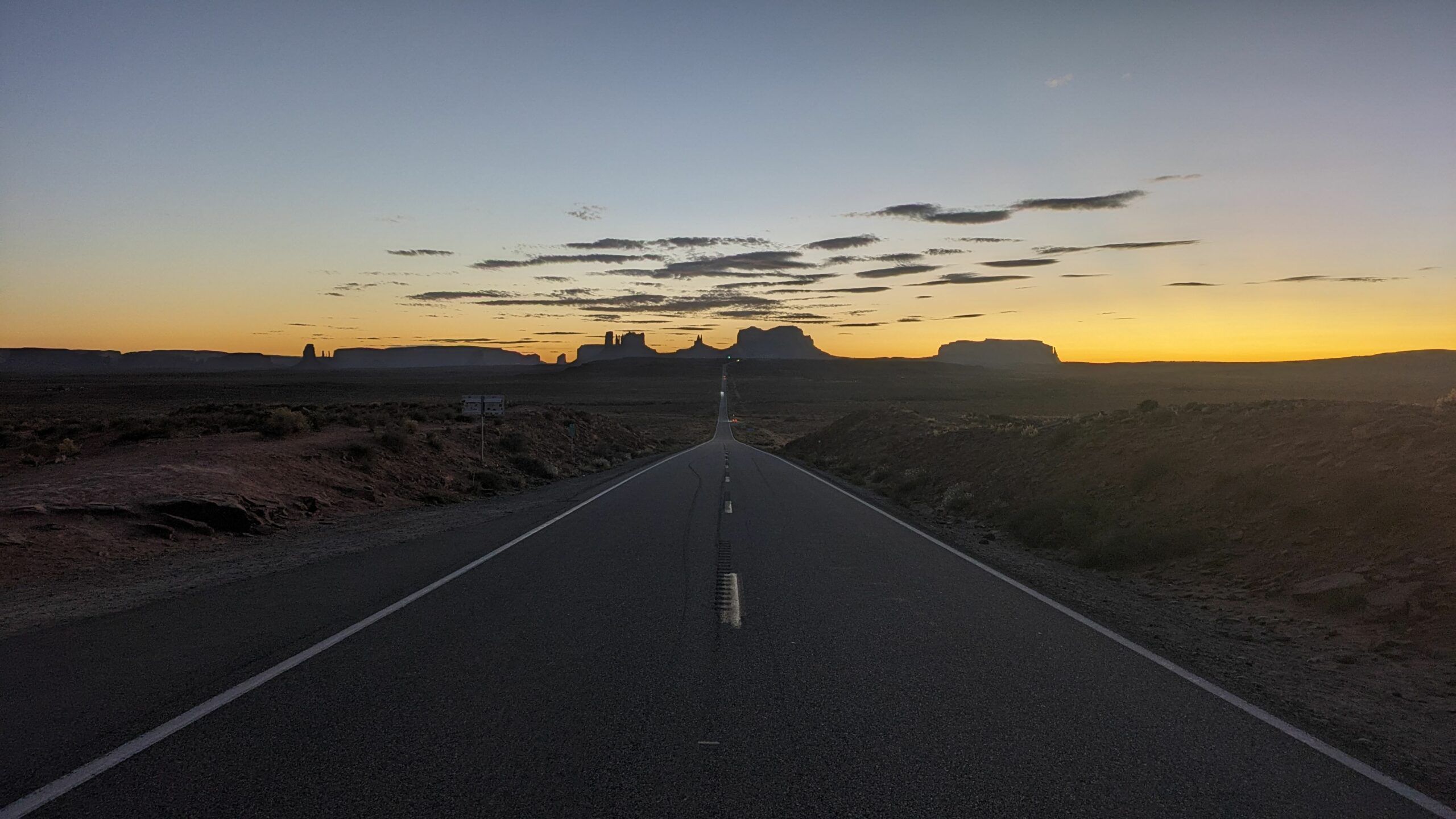 Route vers Monument Valley au coucher du soleil