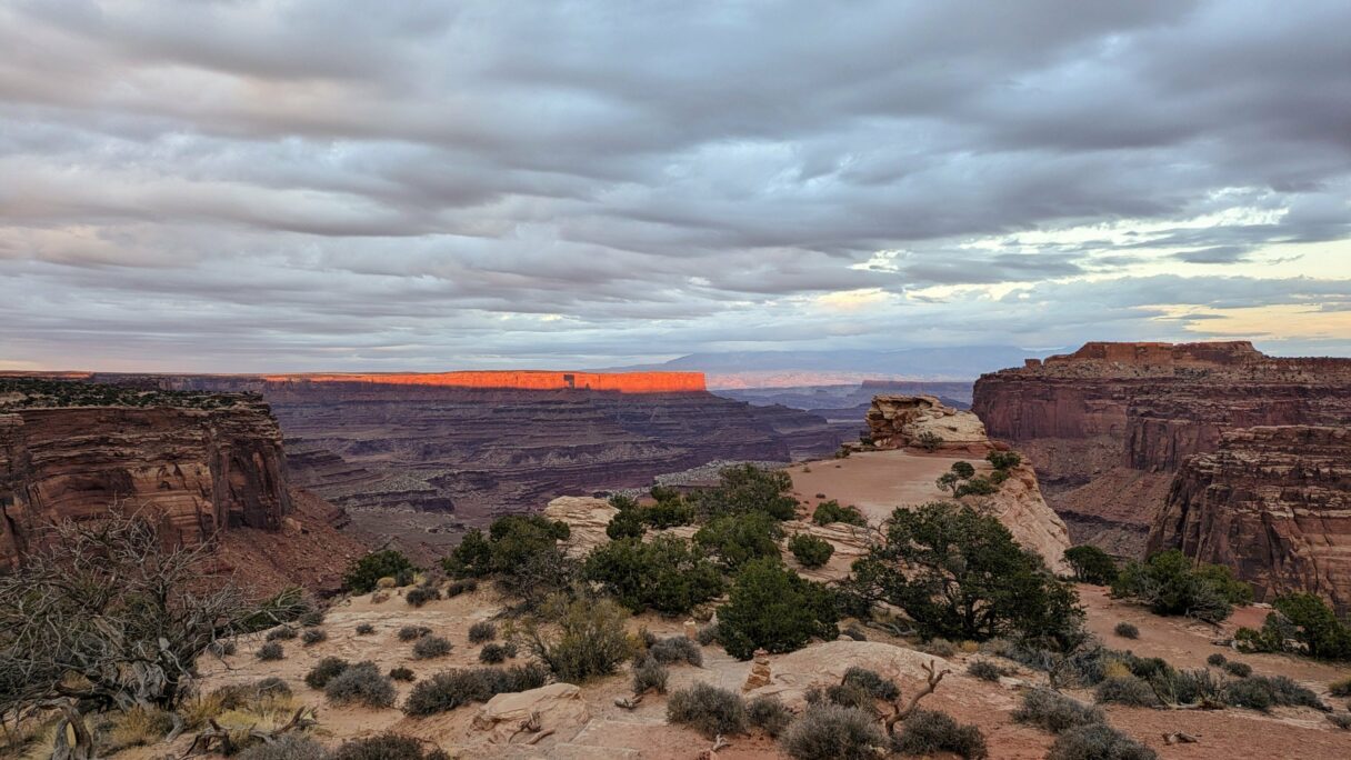 Coucher de soleil sur les falaises Canyonlands