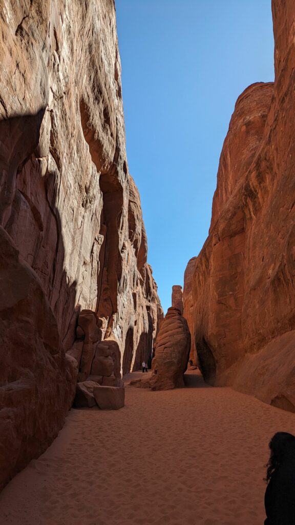 Chemin de sable vers Sand Dune Arch