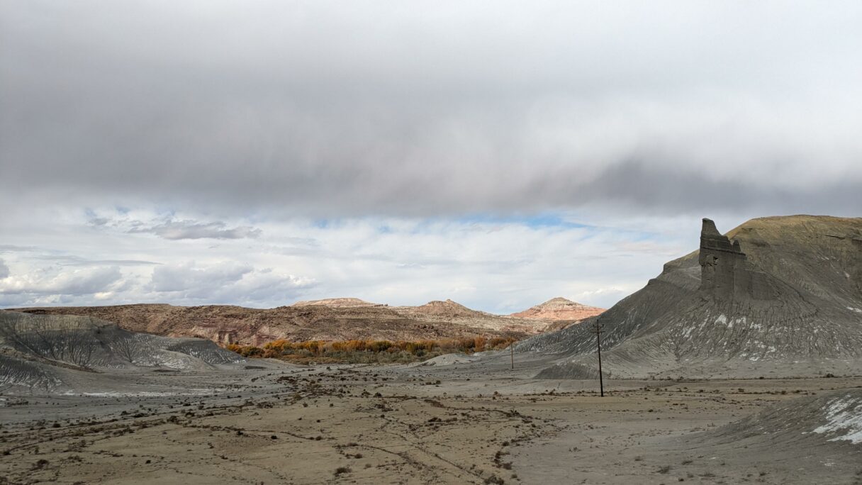 Horizon désertique, de couleur grise, dans l'Utah