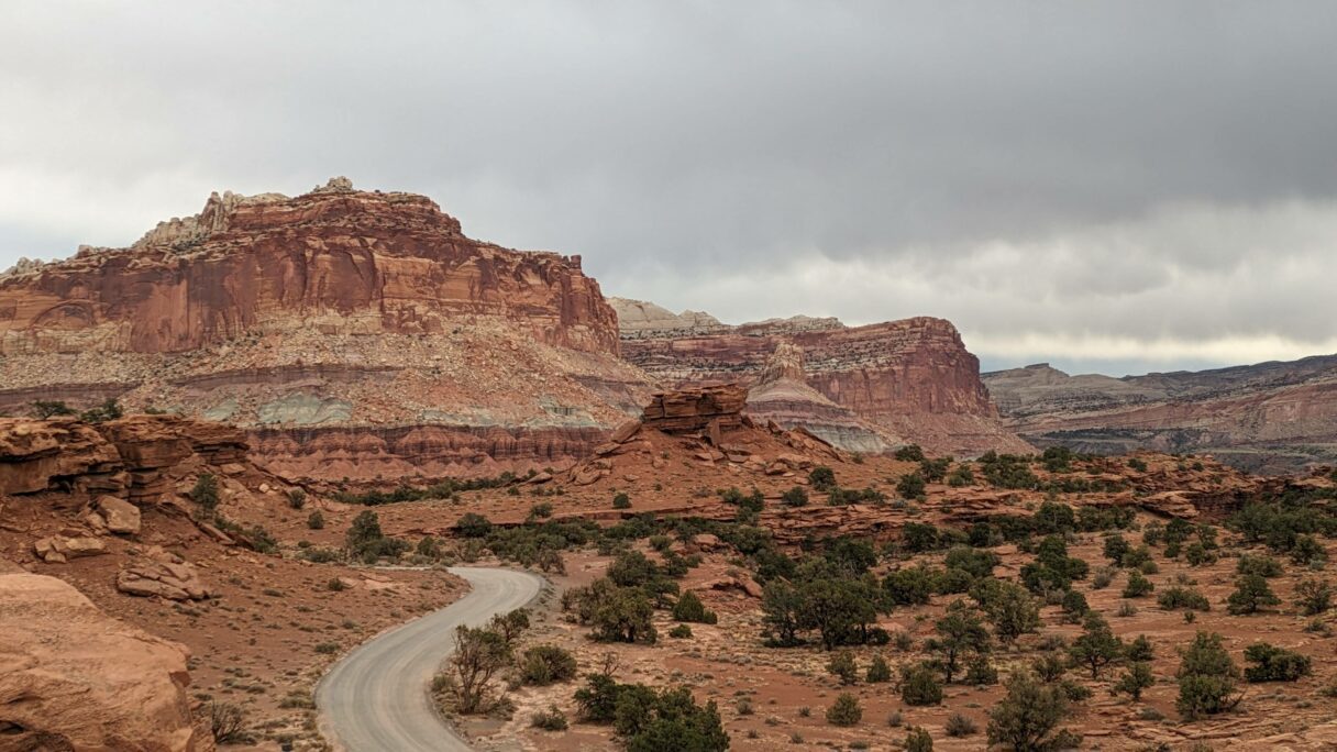 La route serpente au milieu des roches