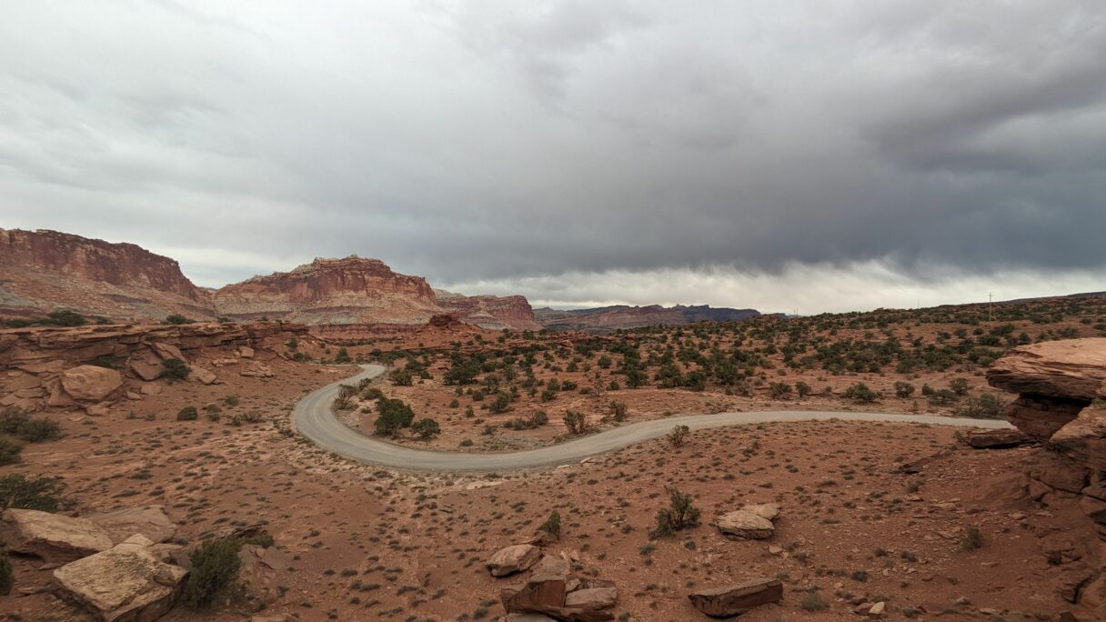 Une route serpente à travers les roches rouges de Capitol Reef
