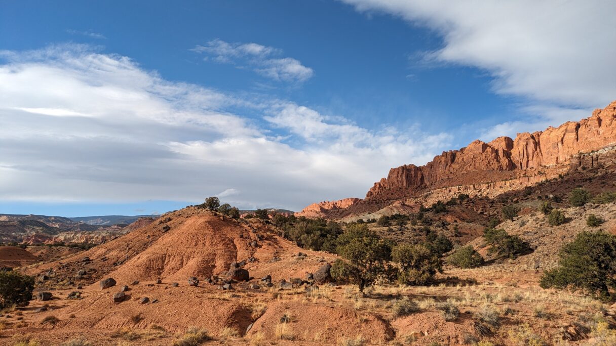 Le ciel bleu se détache sur l'ocre des roches au premier plan