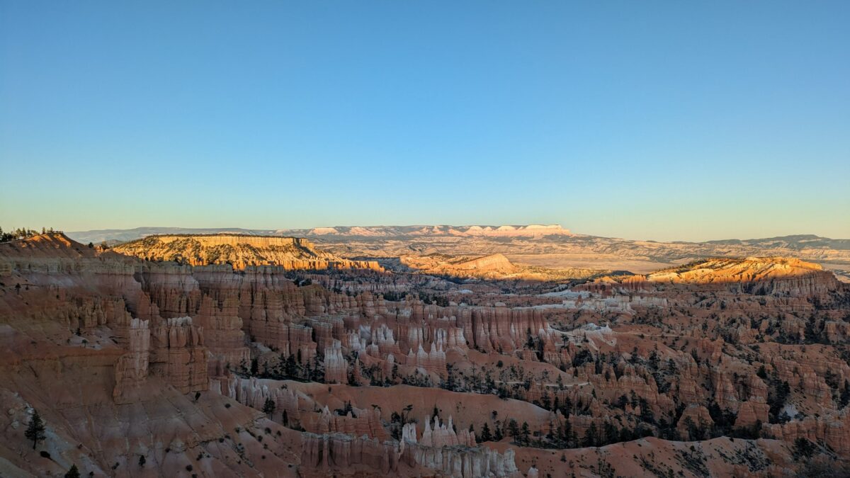 Le soleil commence à se coucher sur les hoodoos