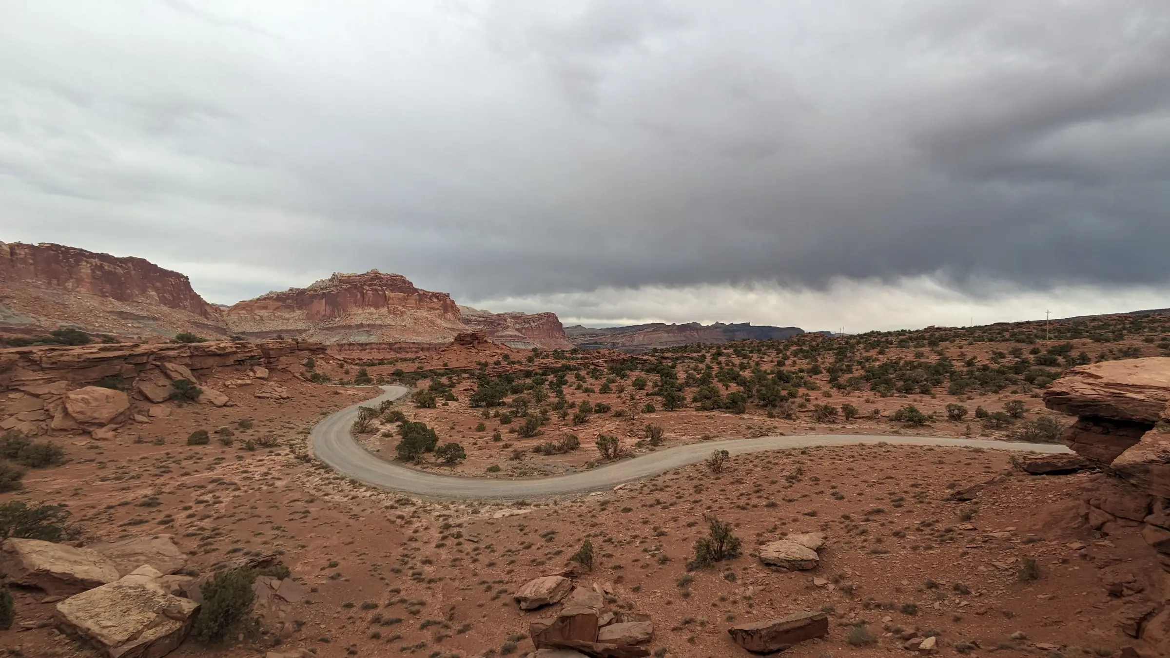 Route au milieu des falaises rouges de Capitol Reef