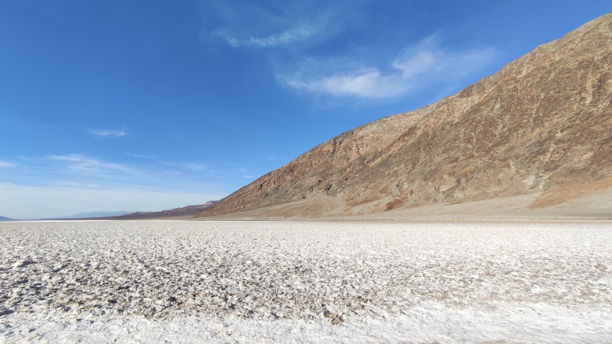 Vue sur le sel et les montagnes de Badwater