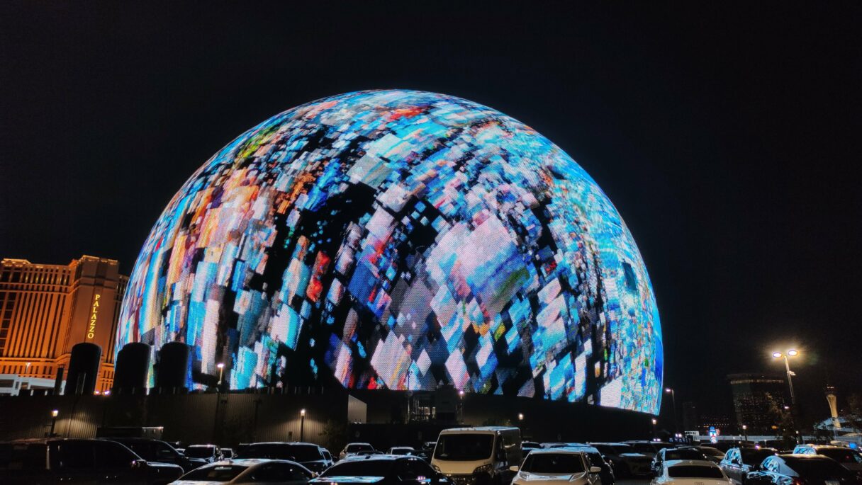 L'écran LED de la sphère projet un kaleidoscope coloré