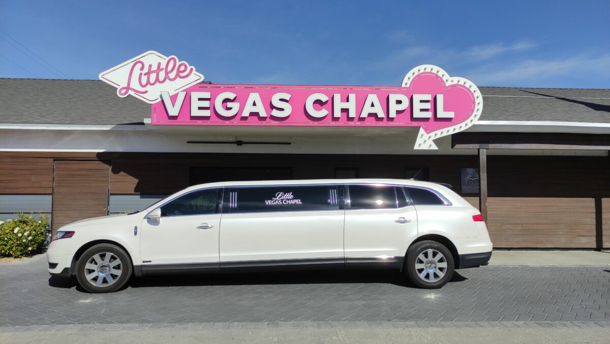 Une limousine blanche garée devant la chapelle