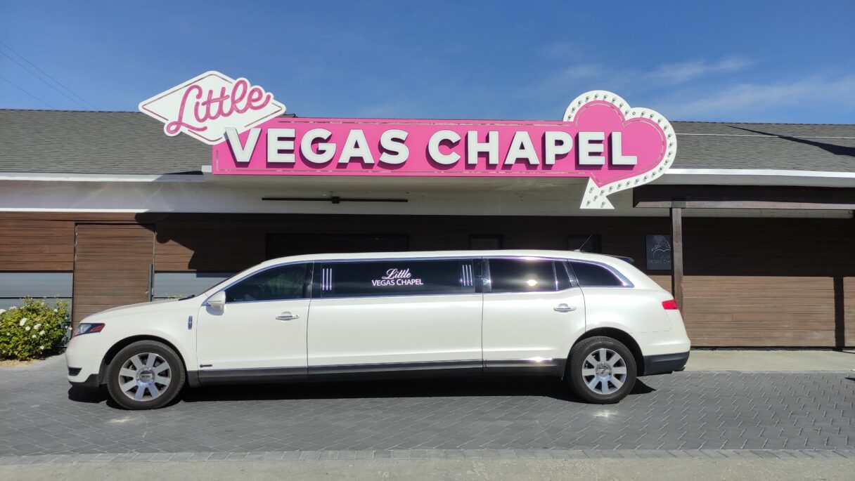 Une limousin blanche garée devant la chapelle