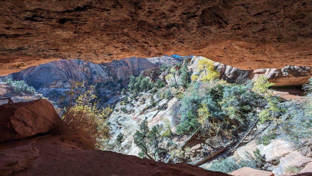 Dans une grotte sur le Canyon Overlook Trail