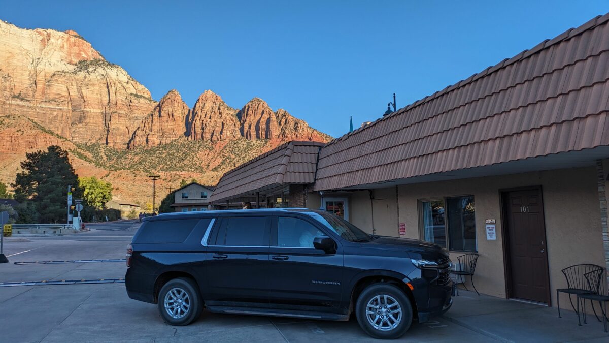 La voiture garée devant le Zion Park Motel