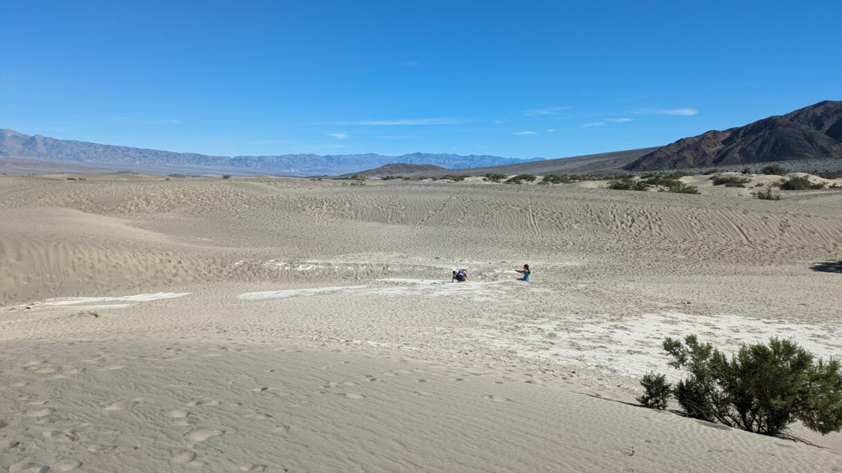 Les enfants jouent dans le sable de Death Valley