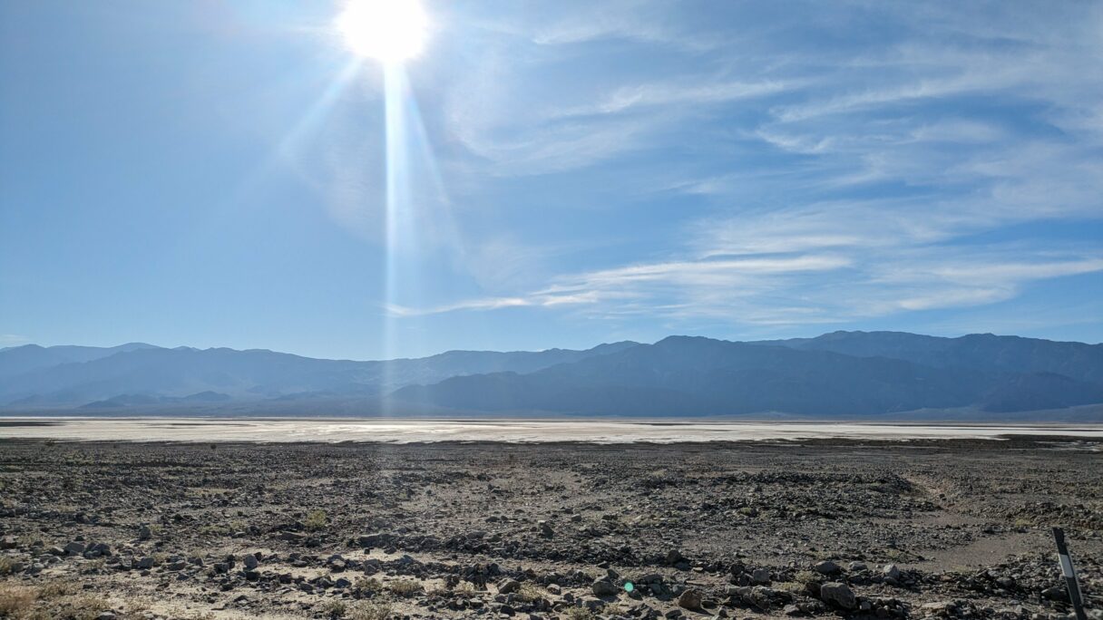 Vue sur la vallée de la mort depuis Badwater Road