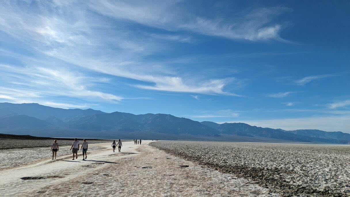 Des promeneurs marchent sur le sel de Badwater Basin