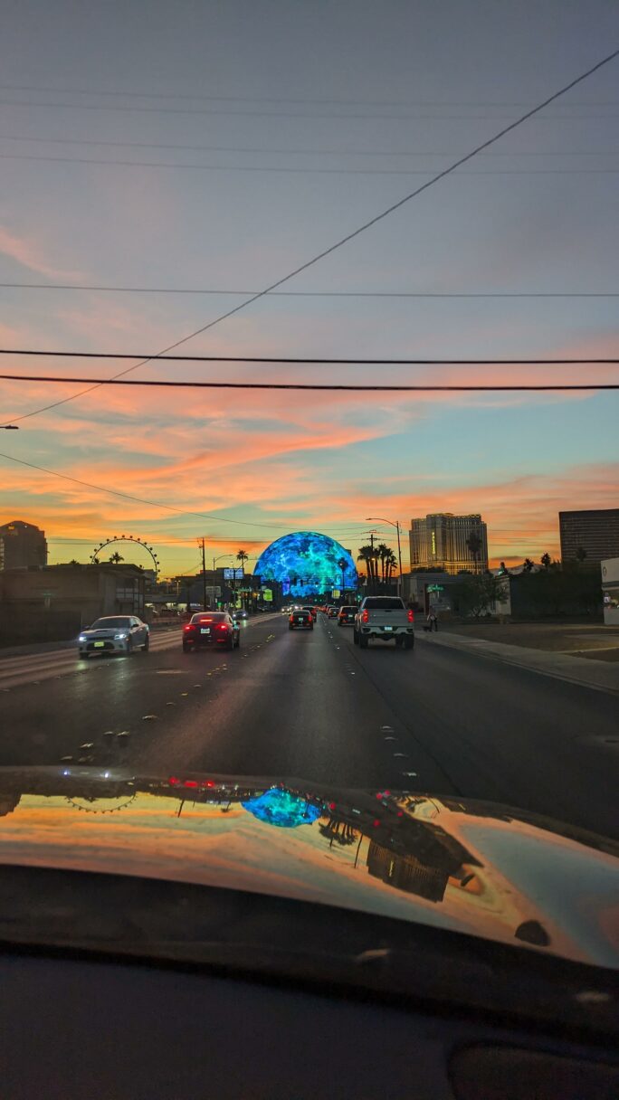 On aperçoit la Sphère de Vegas depuis la route à plusieurs kilomètres