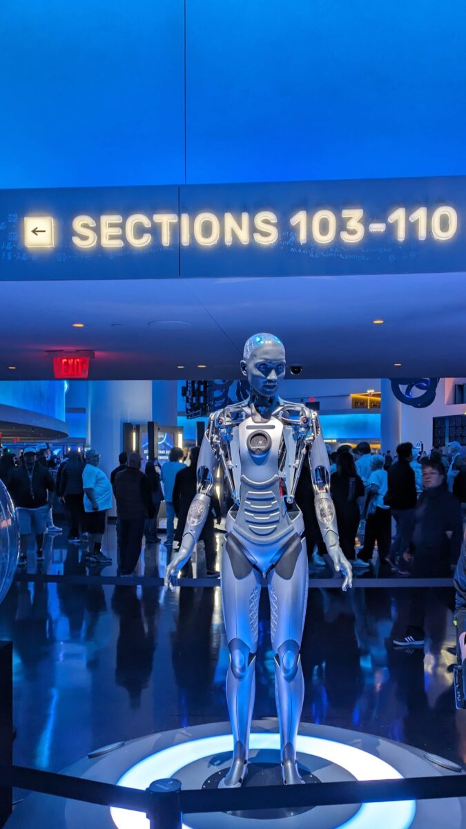 Un robot IA nous accueille à l'entrée de la Sphere