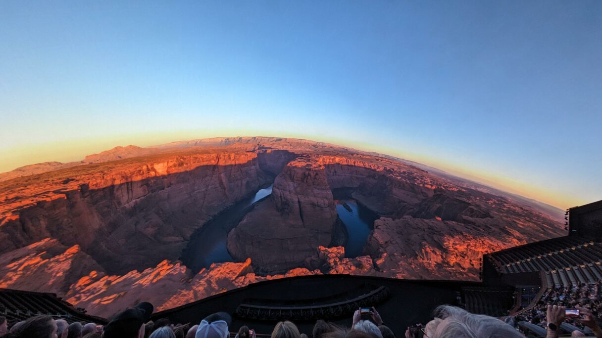 Le Horseshoe Bend est projeté sur l'écran de la Sphere