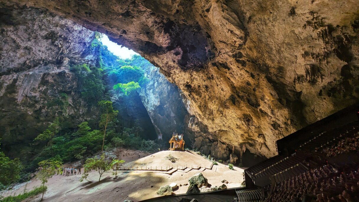 Ecran de la Sphere montrant une cabane dans une grotte