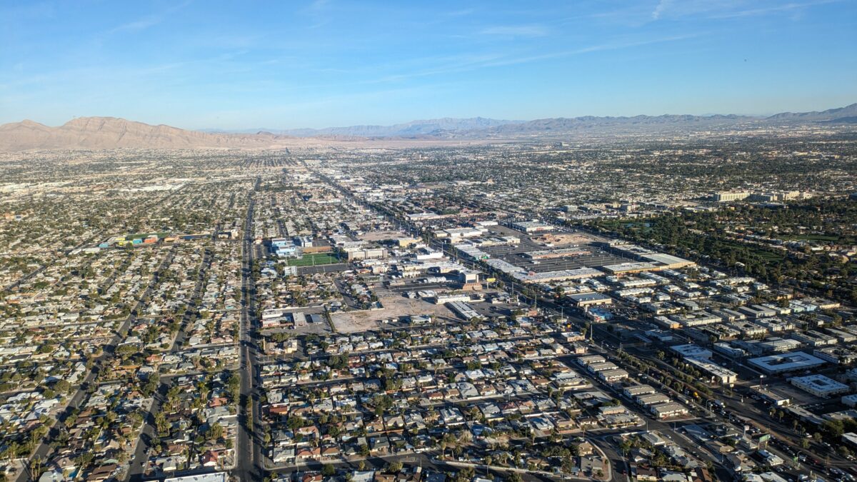 Vue sur Las Vegas. On distingue nettement les angles perpendiculaires des rues, ainsi que les montagnes au loin