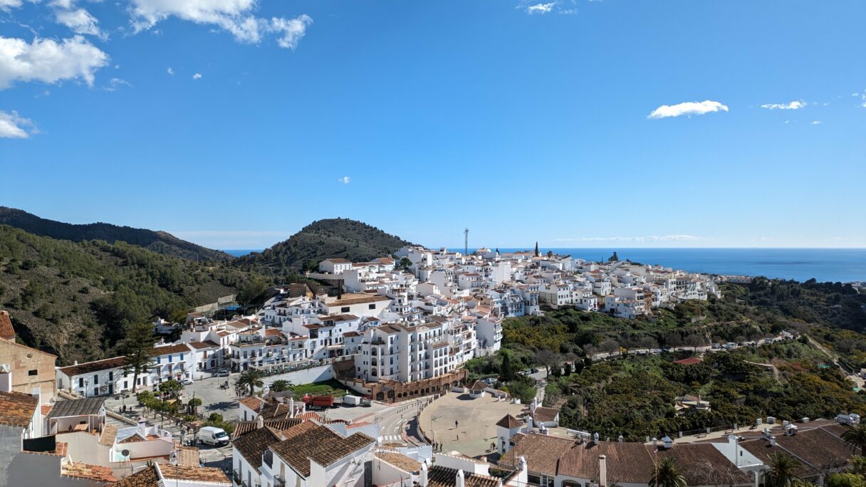 Panorama depuis les hauteurs de Frigiliana. On aperçoit la mer Méditerranée en fond.