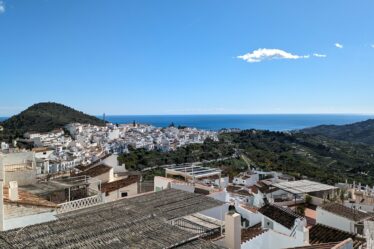 Vue panoramique de Frigiliana avec la mer Méditerranée en fond