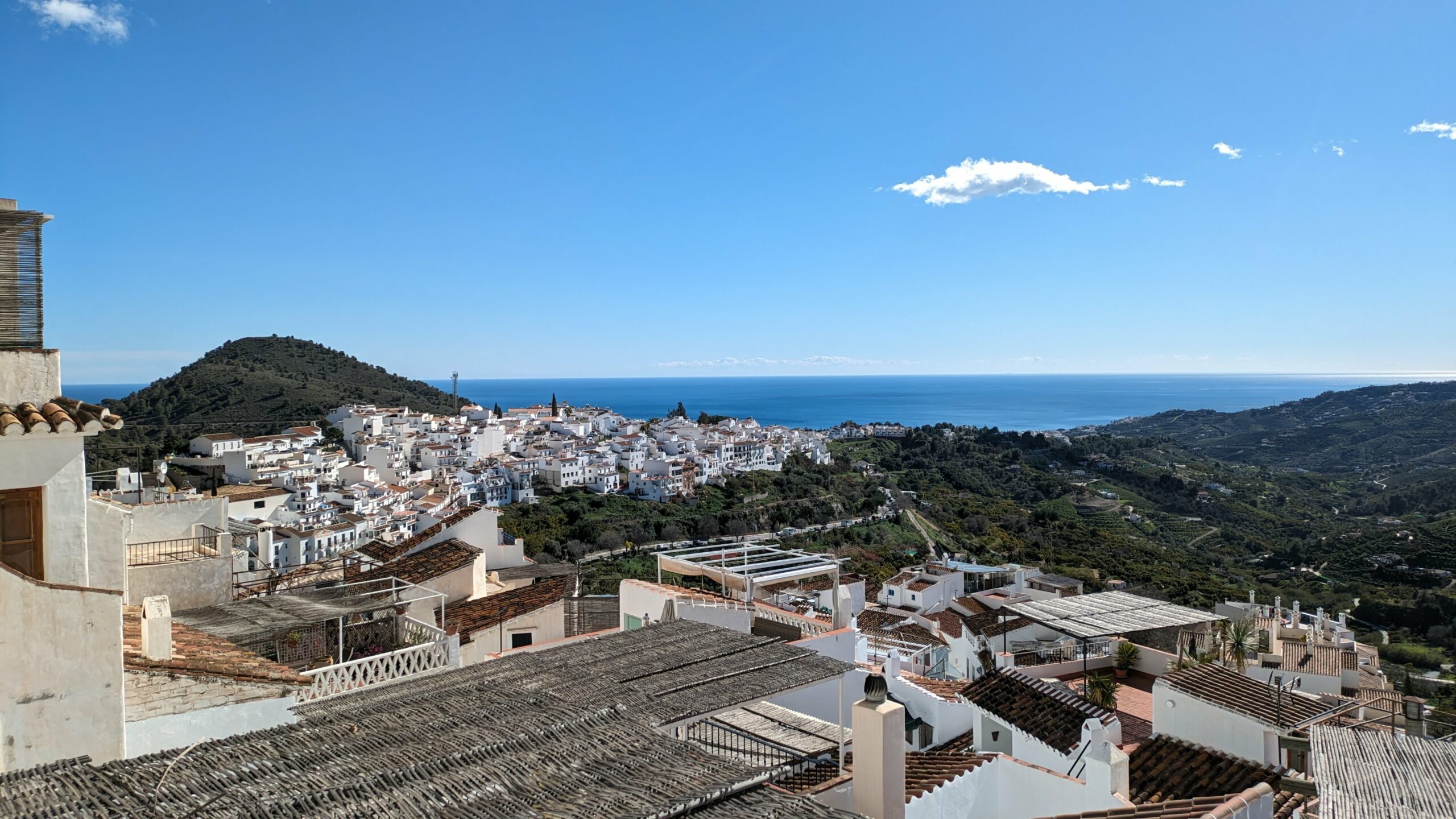 Vue panoramique de Frigiliana avec la mer Méditerranée en fond