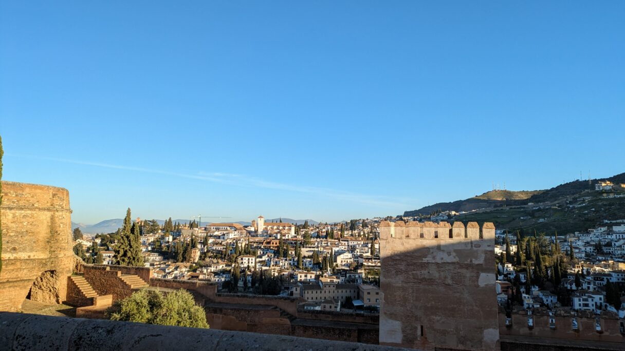 Vue sur Grenade depuis l'Alhambra au lever de soleil