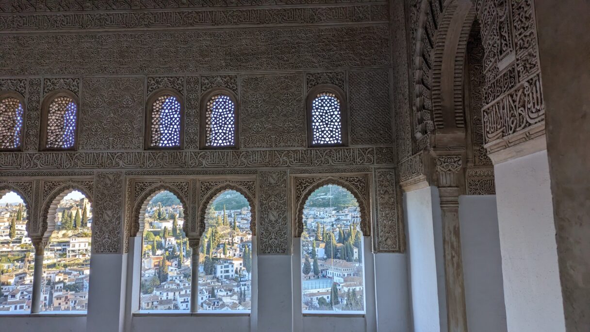 A l'intérieur des Palais Nasrides. On aperçoit la ville de Grenade à travers les fenêtres des palais