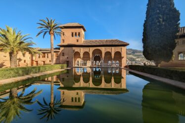 Monuments, jardins et palmiers de l'Alhambra de Grenade