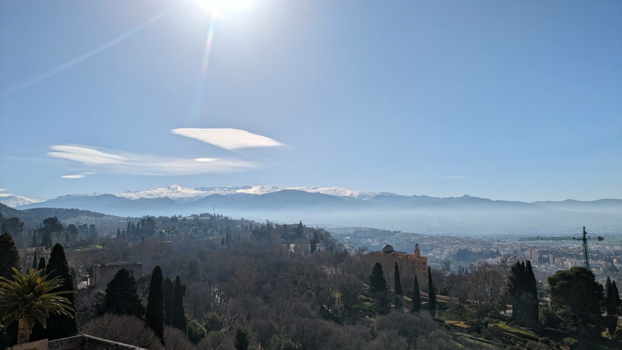 On aperçoit au loin les sommets enneigés de la Sierra Nevada