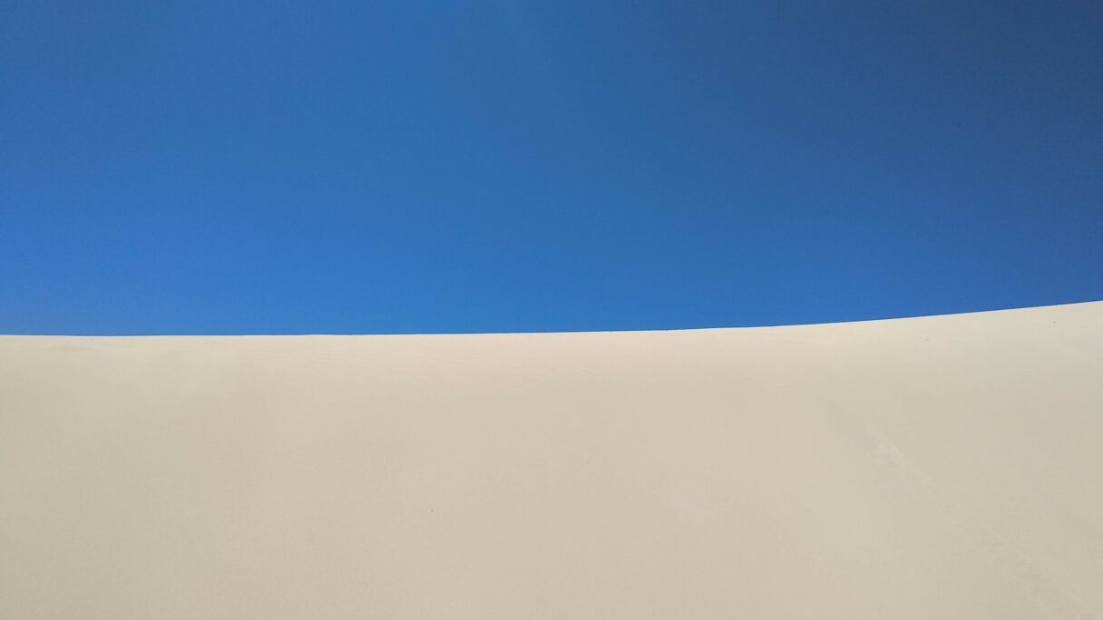 La dune de sable devant le ciel bleu