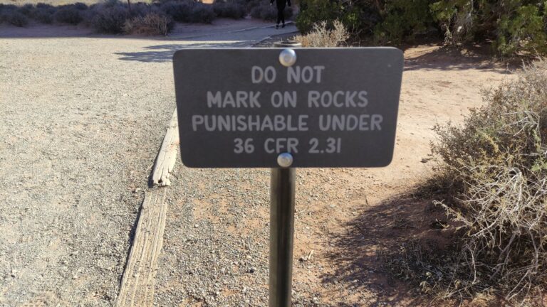 Panneau interdisant de faire des marques sur les pierres, dans Arches National Park