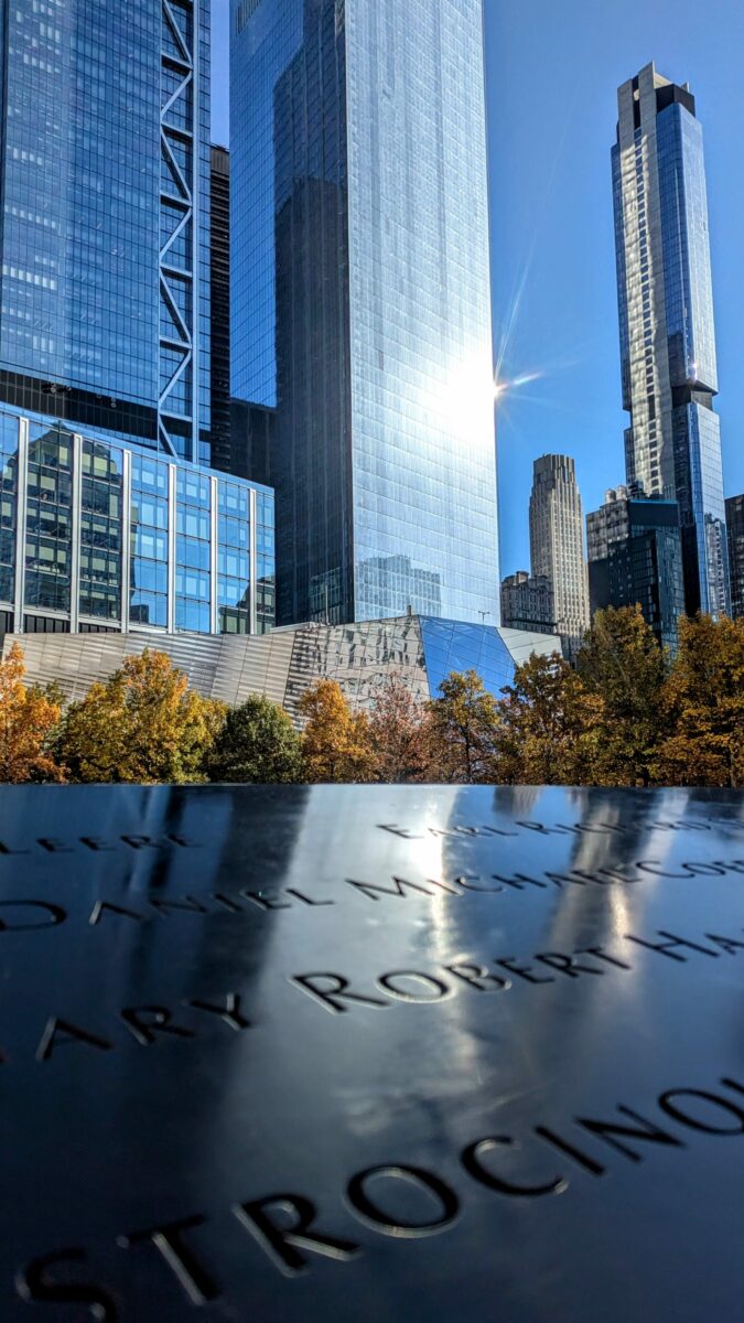 Gravure des noms de victimes sur le bassin du mémorial