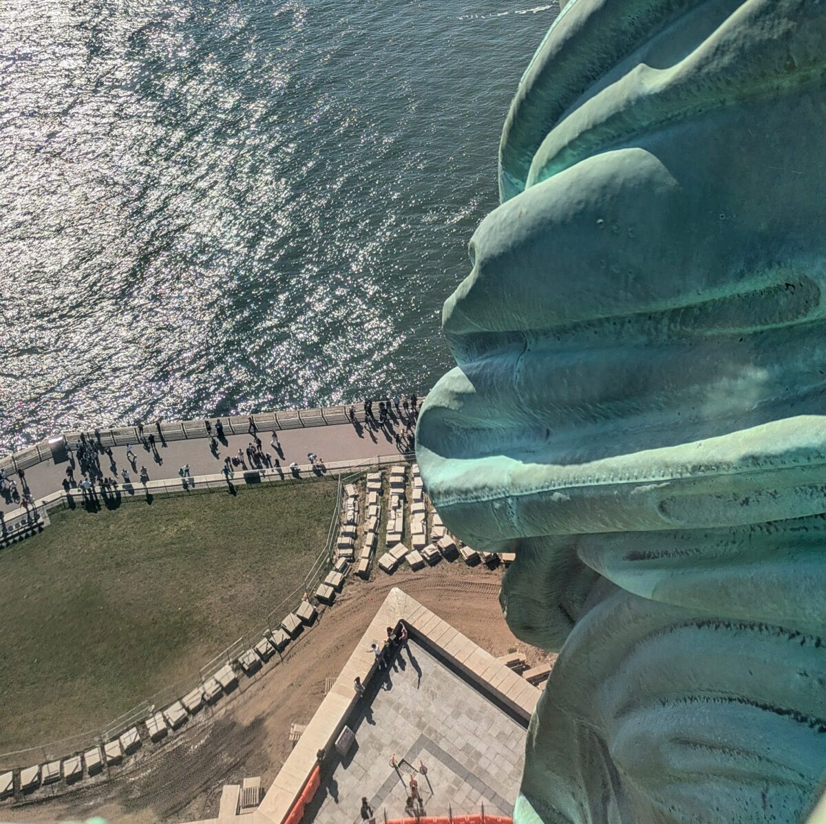 On aperçoit la torche de la statue depuis la vue des fenêtres de la couronne