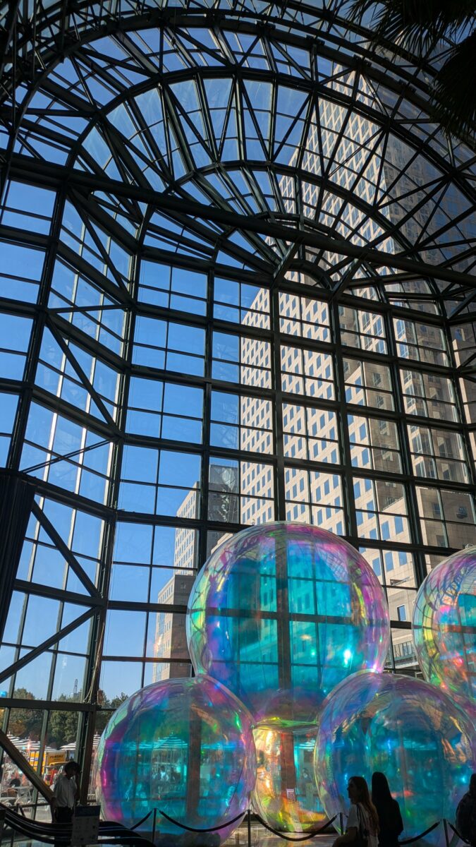 Les ballons colorés dans Brookfield Place