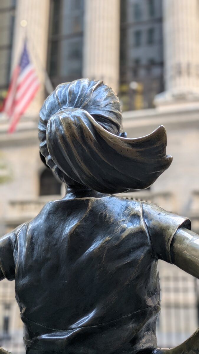 Statue de la Fearless Girl, qui se dresse devant Wall Street