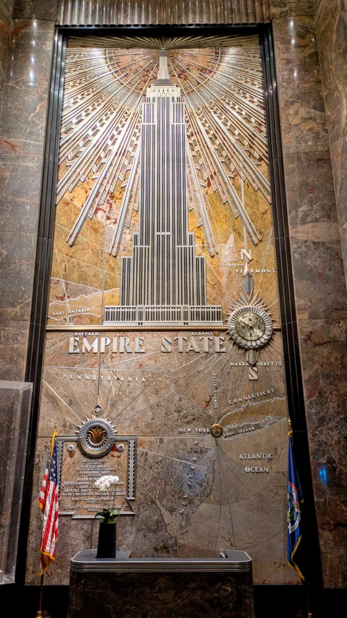 Un des murs dans le hall d'entrée de l'Empire State Building,