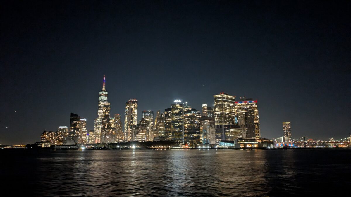 Les buildings de Manhattan vus de nuit