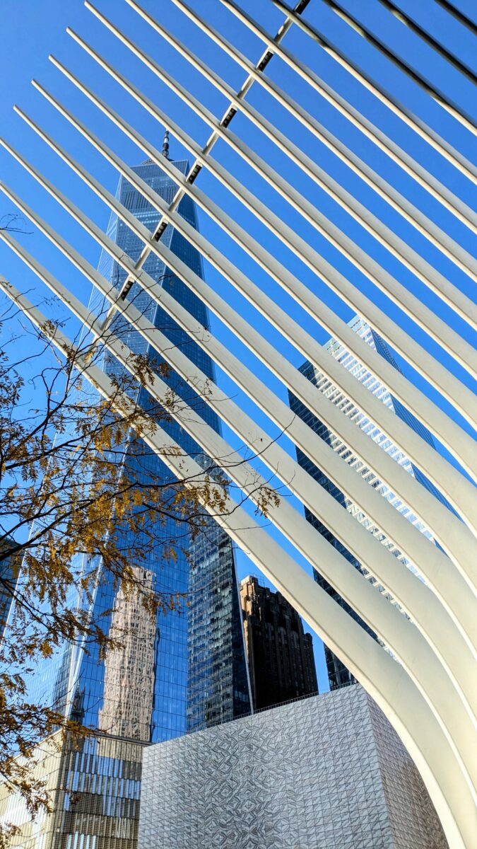 Le One World Trade Center à travers les arêtes de l'Oculus