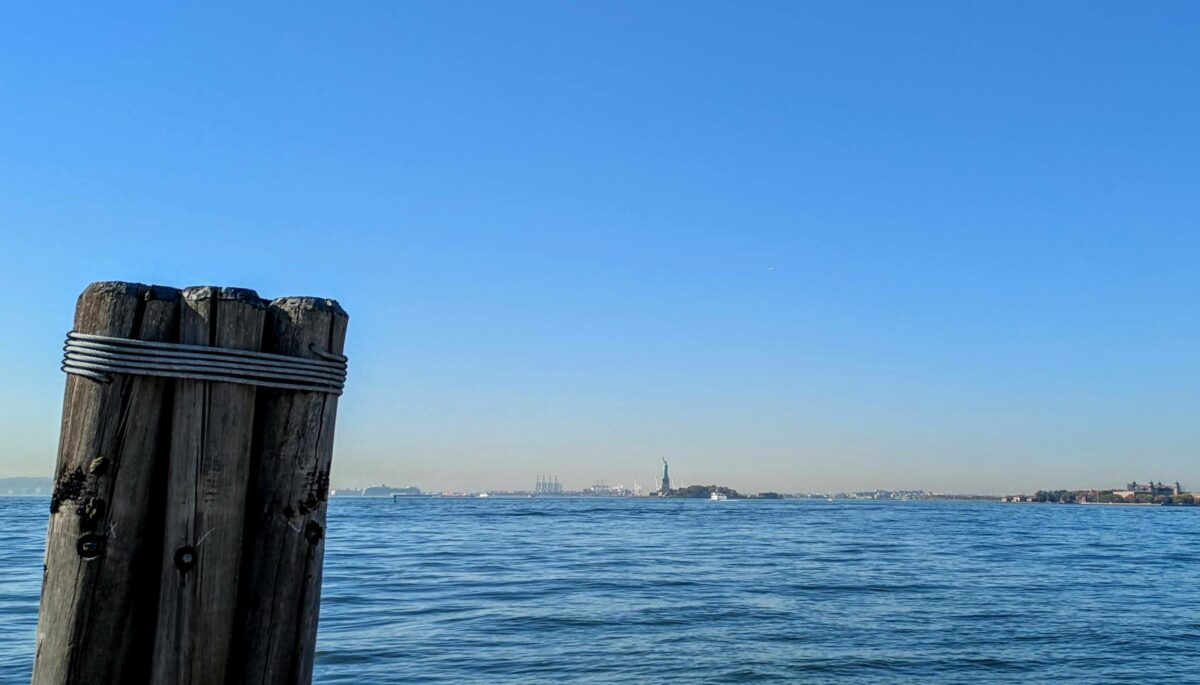 Silhouette de la Statue de la Liberté vue depuis les quais de Battery Park